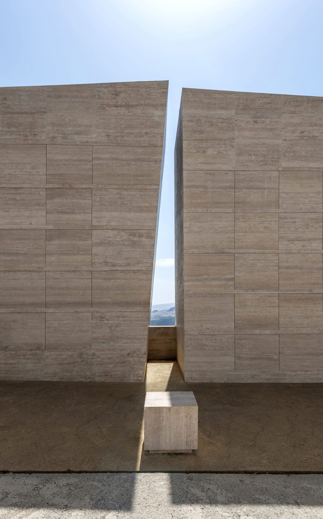 LO SPAZIO NEL CONFINE. IL MURO (LA LUCE DELLA TENSIONE)-EDIFICIO DEDICATO ALLA SEPOLTURA A MUSSOMELI (CL)